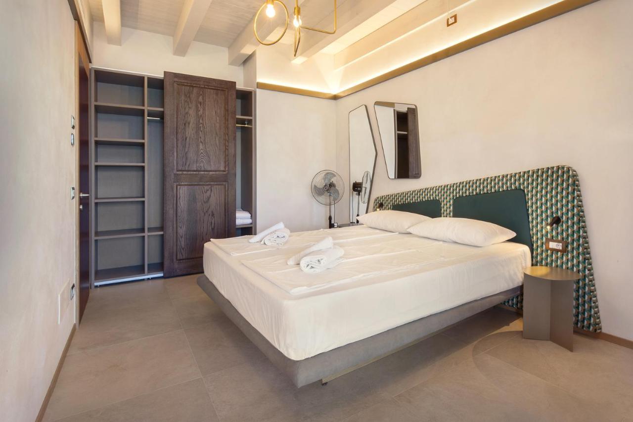 Villa Divina - Apt Icona Con Piscina E Vista Lago Кастеллетто-ди-Бренцоне Экстерьер фото