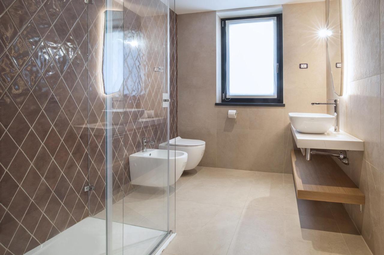 Villa Divina - Apt Icona Con Piscina E Vista Lago Кастеллетто-ди-Бренцоне Экстерьер фото