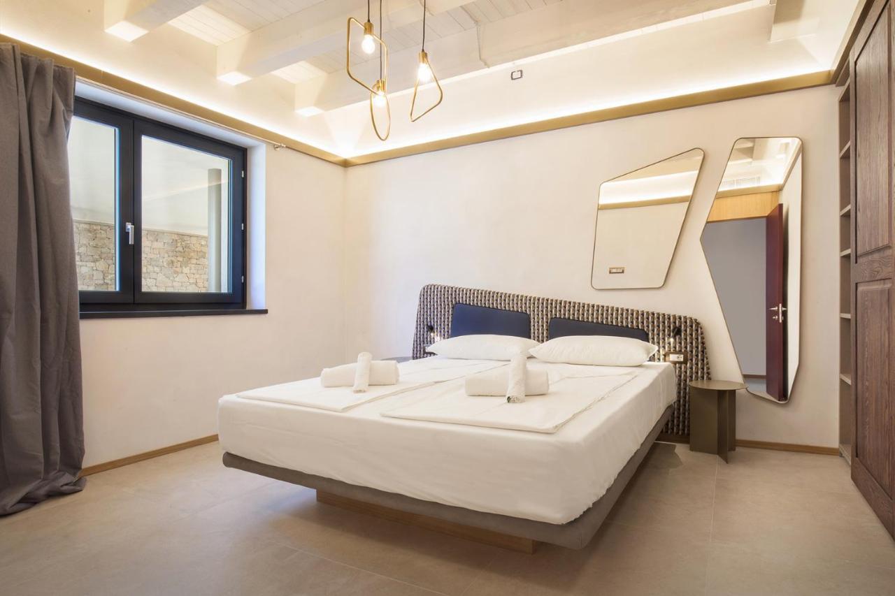 Villa Divina - Apt Icona Con Piscina E Vista Lago Кастеллетто-ди-Бренцоне Экстерьер фото
