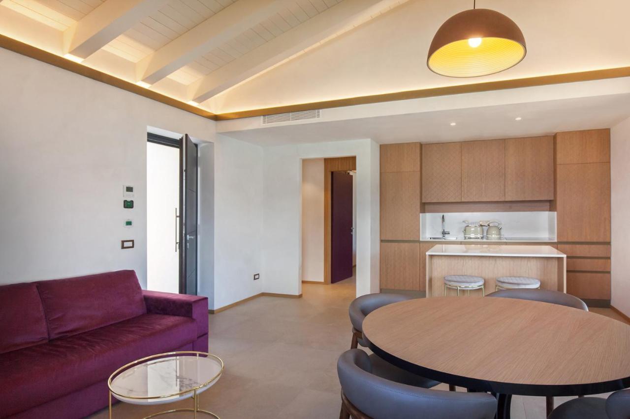 Villa Divina - Apt Icona Con Piscina E Vista Lago Кастеллетто-ди-Бренцоне Экстерьер фото