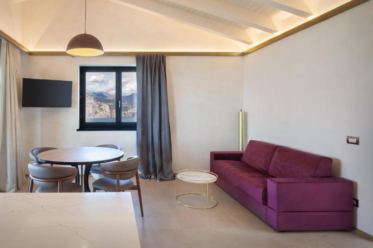 Villa Divina - Apt Icona Con Piscina E Vista Lago Кастеллетто-ди-Бренцоне Экстерьер фото